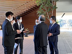 首相官邸にてマスコミへのブリーフィング